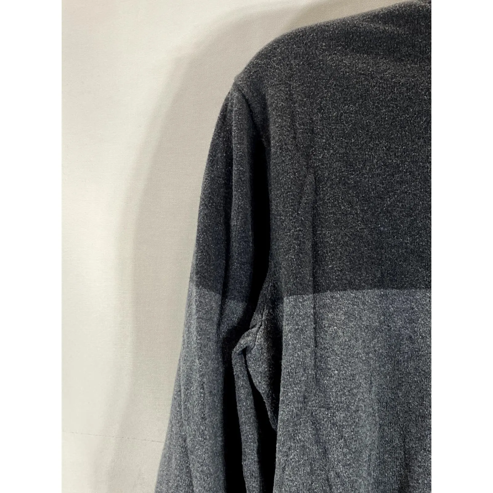 AMERICAN EAGLE OUTFITTERS Men's Black/Grey Colorblock Crewneck Sweater SZ M