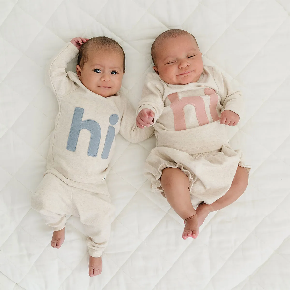 oh baby! Two Piece Set - Fog "hi" Applique - Sand