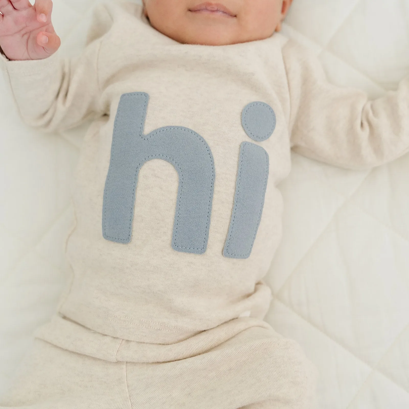 oh baby! Two Piece Set - Fog "hi" Applique - Sand