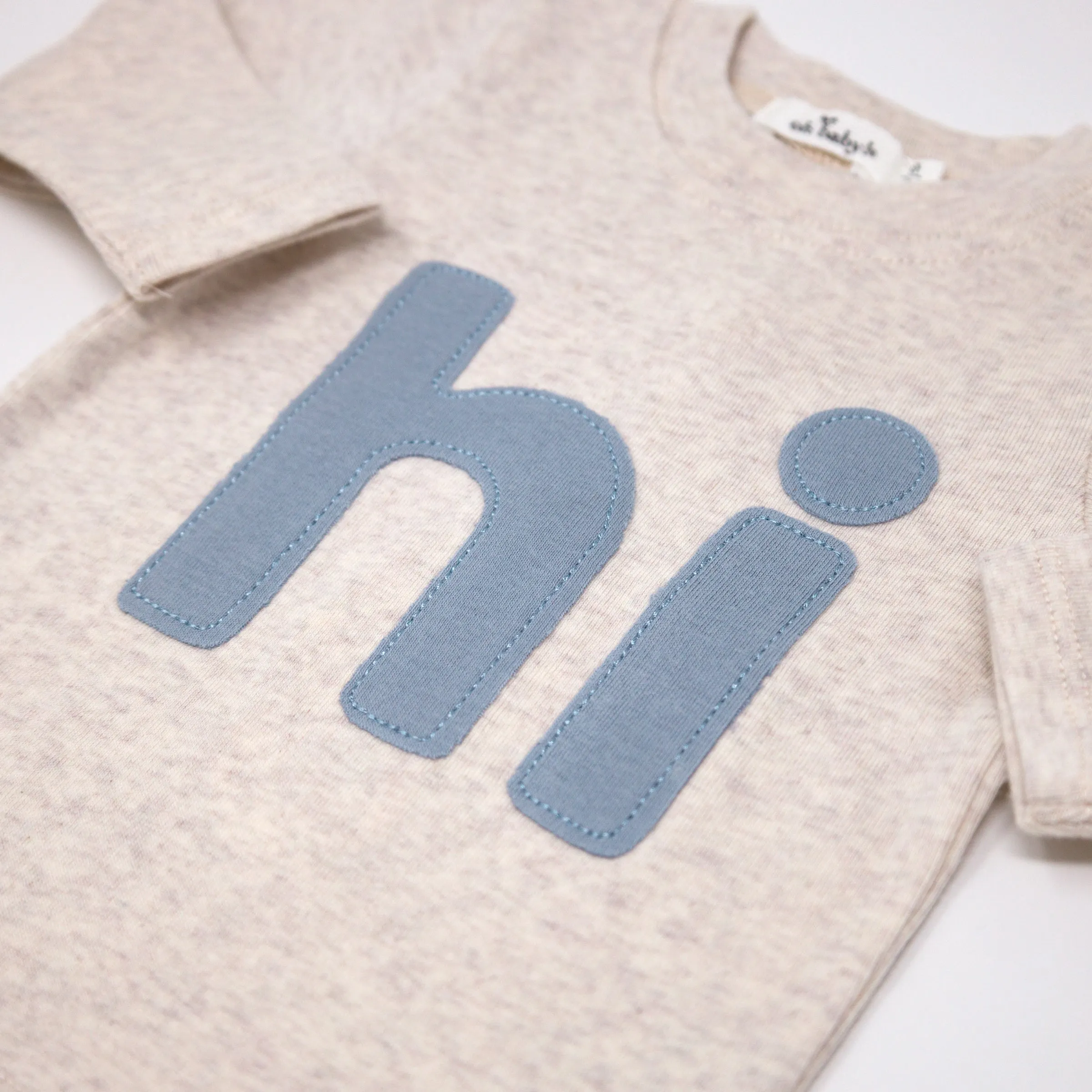 oh baby! Two Piece Set - Fog "hi" Applique - Sand