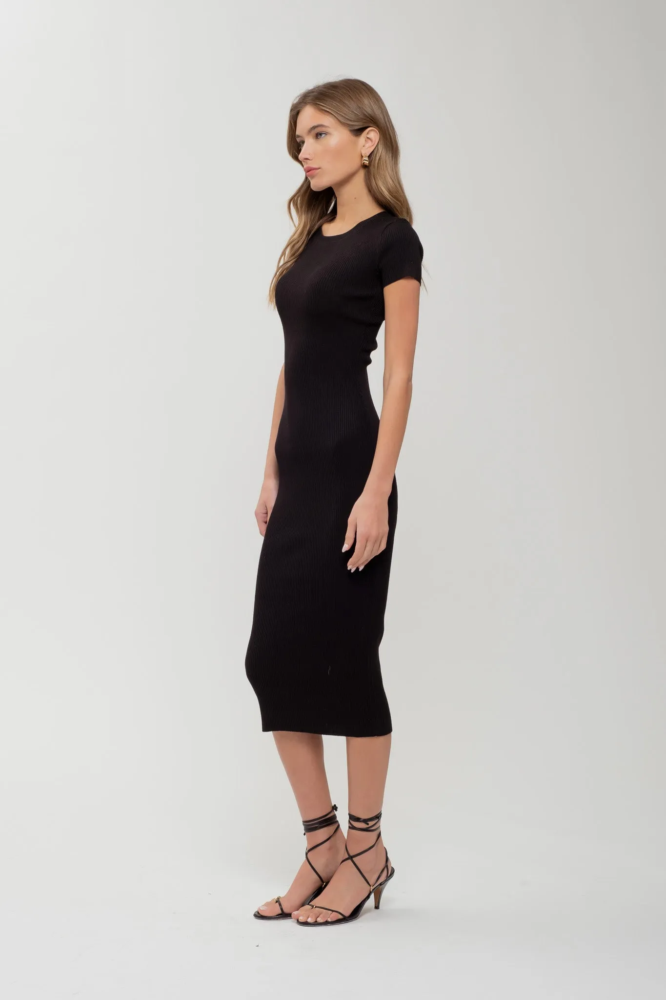 RIBBED KNIT SHORT SLEEVE MIDI DRESS
