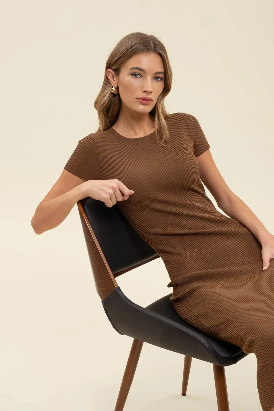 RIBBED KNIT SHORT SLEEVE MIDI DRESS