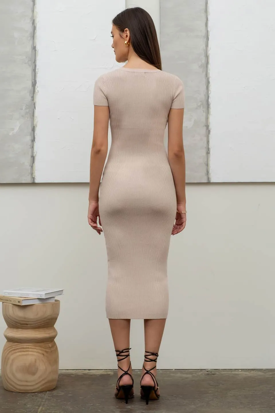 RIBBED KNIT SHORT SLEEVE MIDI DRESS