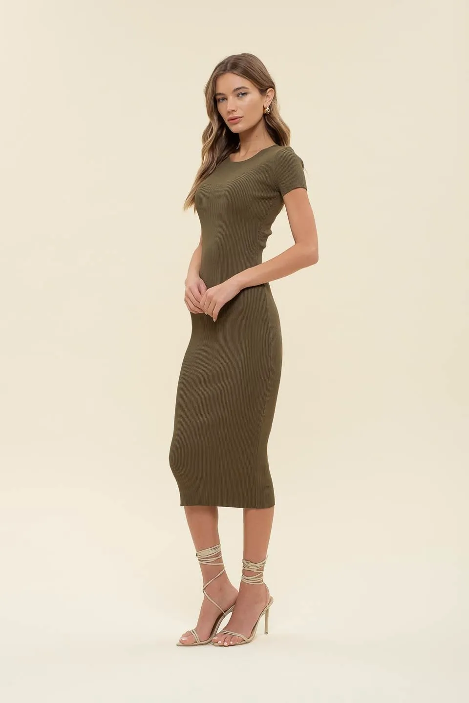 RIBBED KNIT SHORT SLEEVE MIDI DRESS