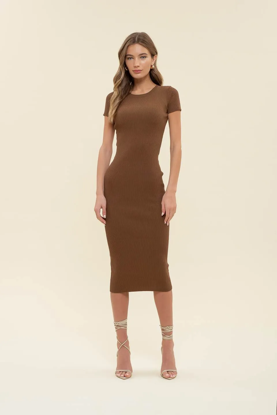 RIBBED KNIT SHORT SLEEVE MIDI DRESS
