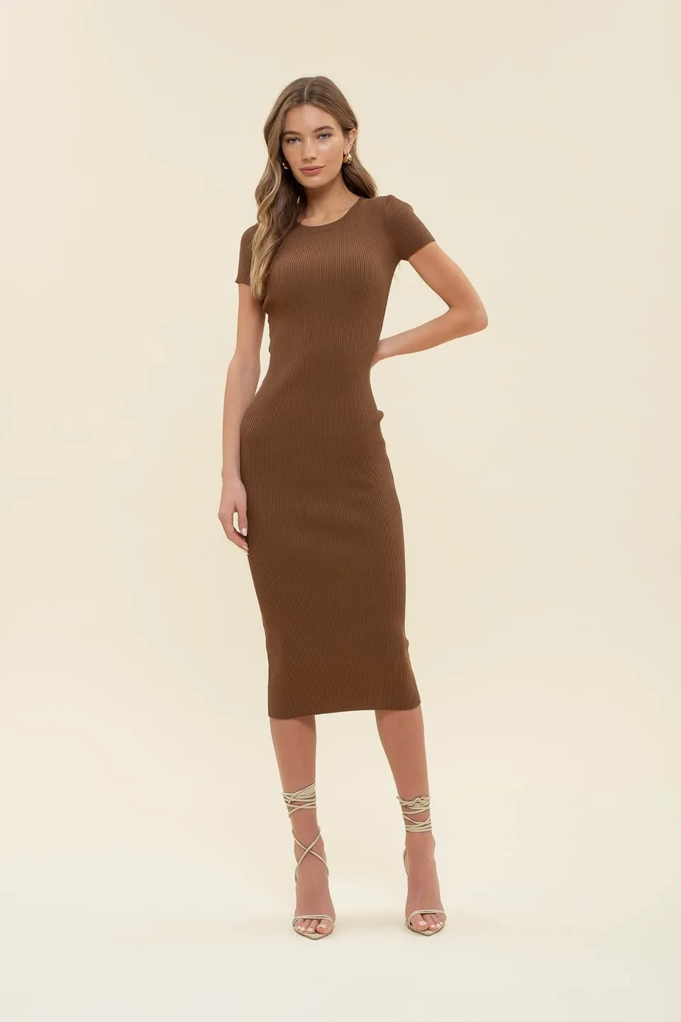 RIBBED KNIT SHORT SLEEVE MIDI DRESS
