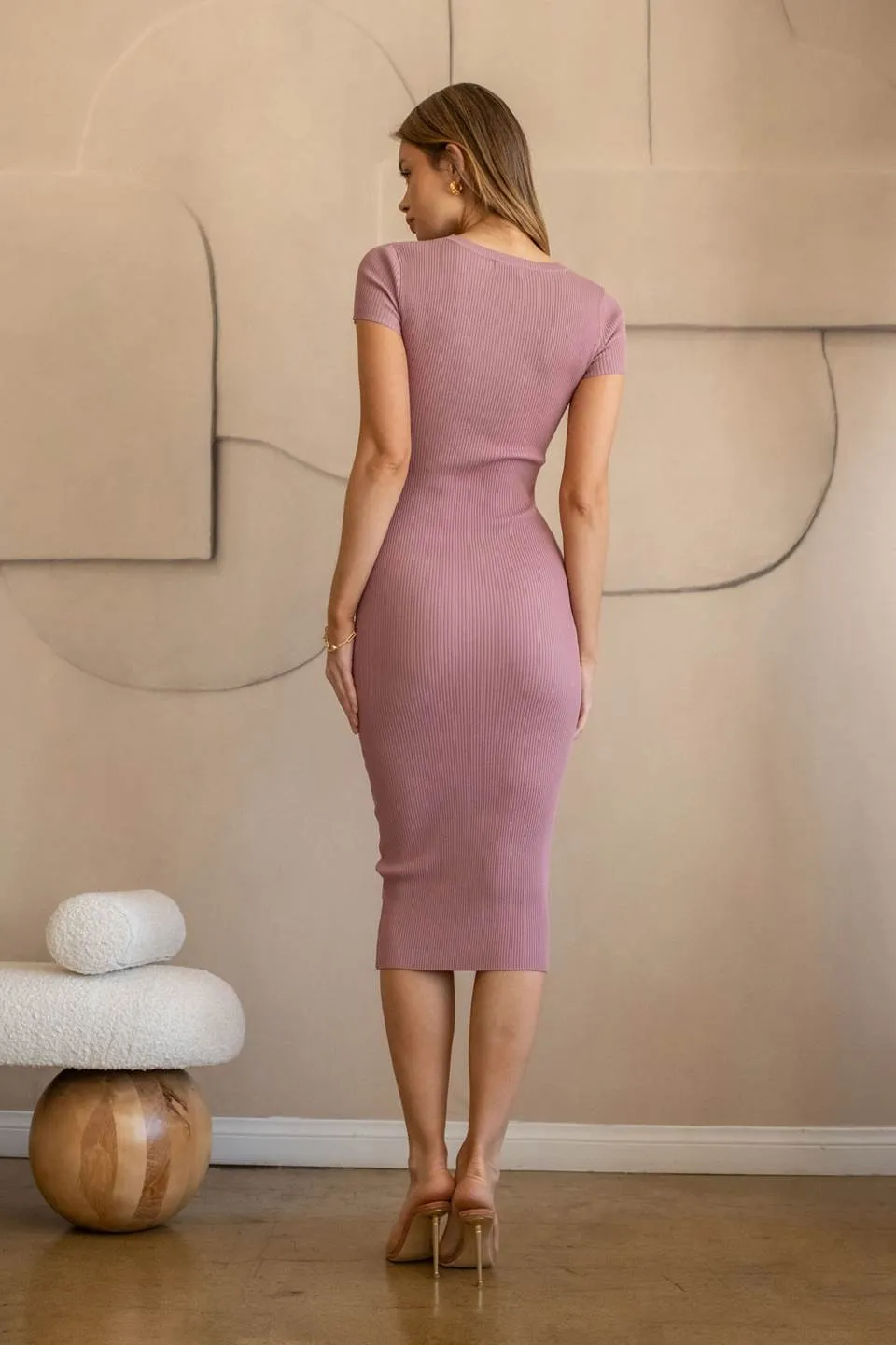 RIBBED KNIT SHORT SLEEVE MIDI DRESS